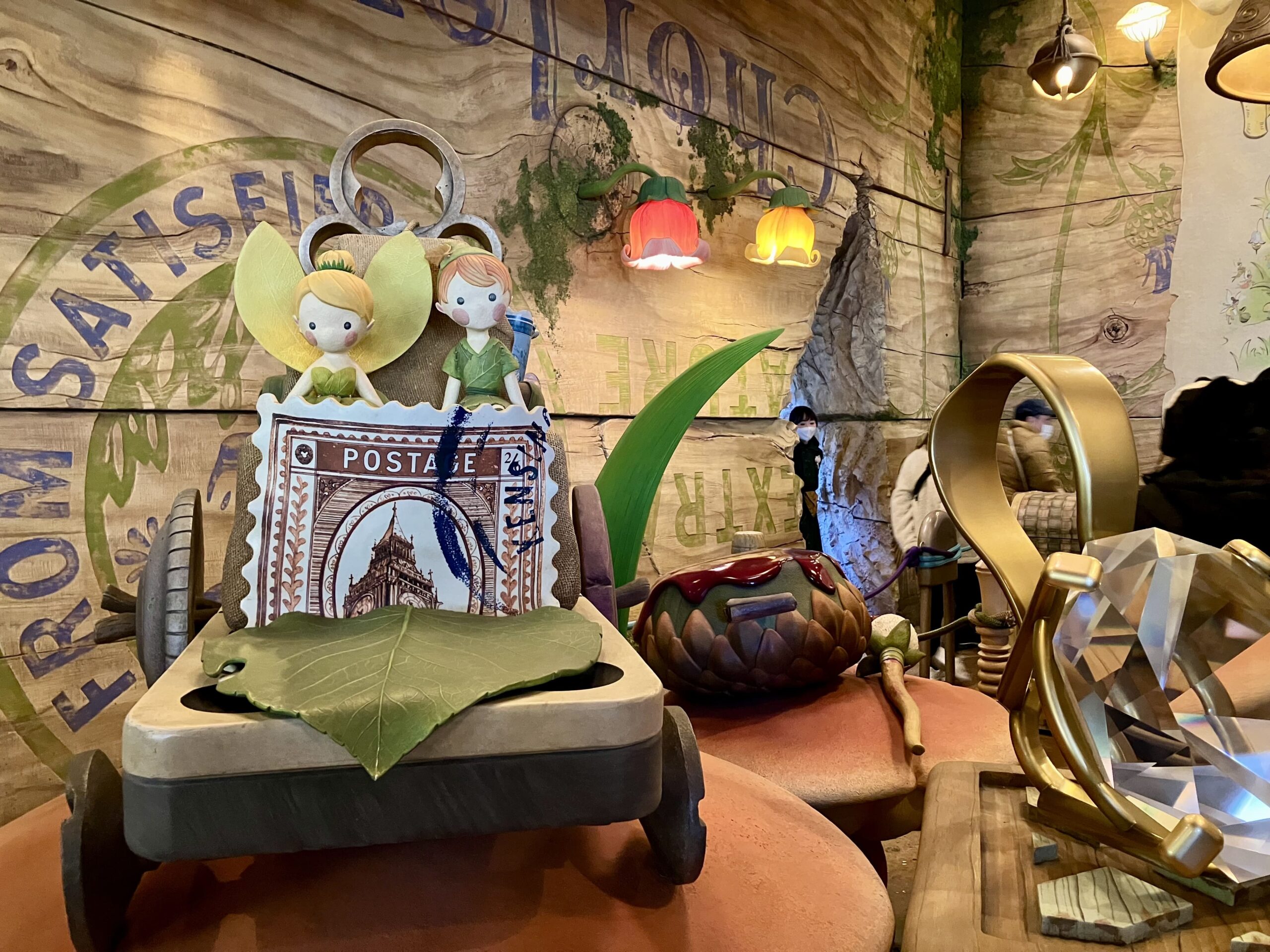 待機エリアのティンカーベルとピーターパン