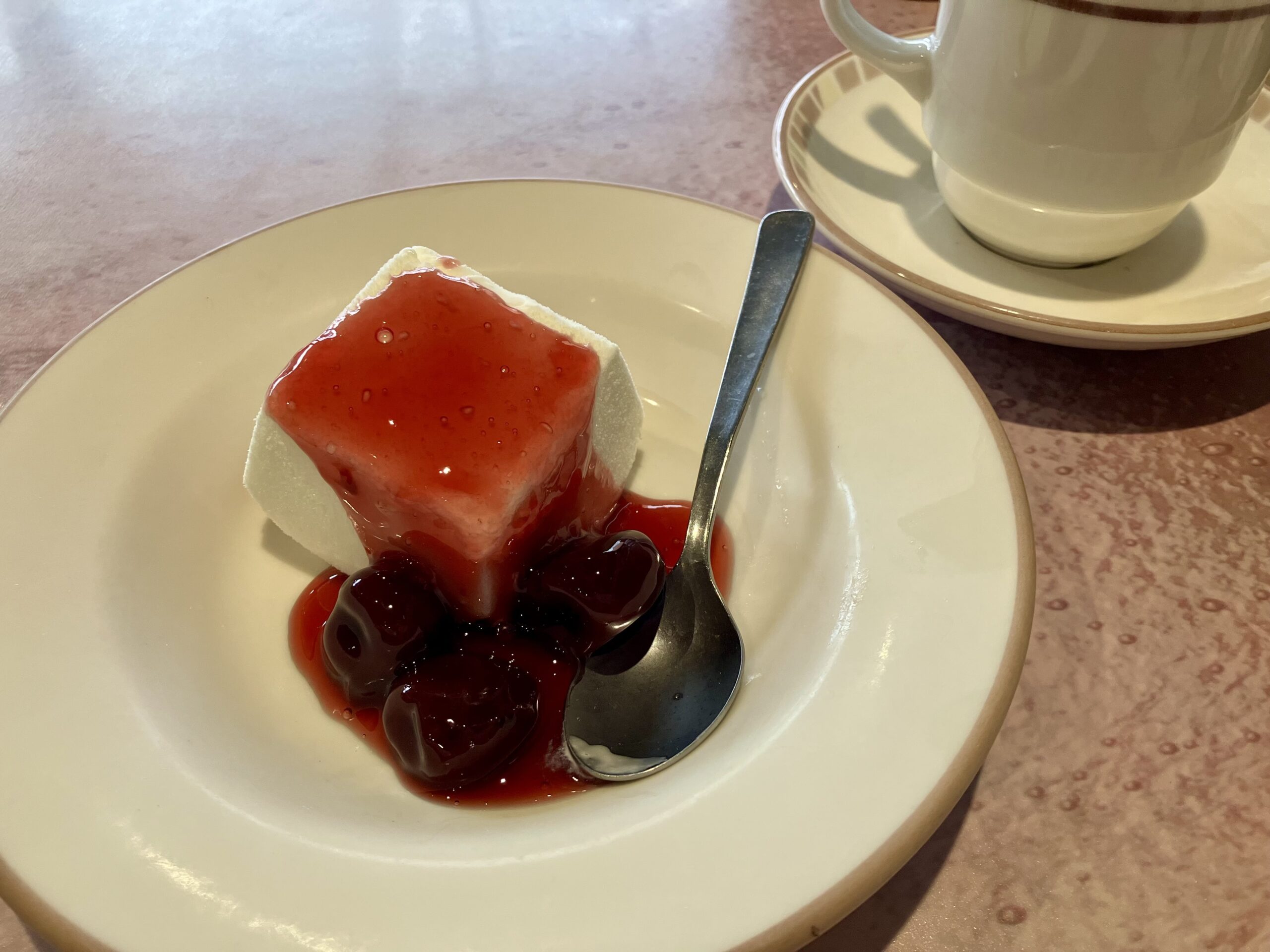 チェリーソースのミルクジェラート